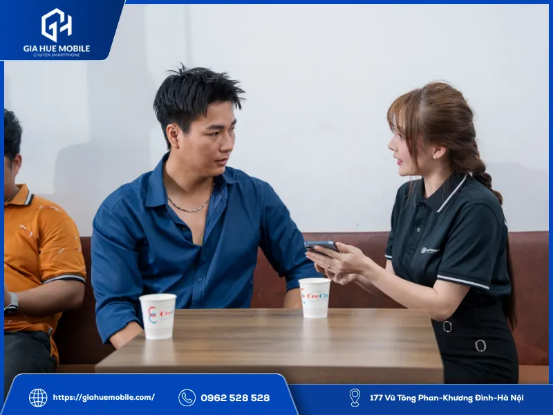 Kỹ thuật viên kiểm tra chức năng và bàn giao OPPO A55 sau khi thay màn hình
