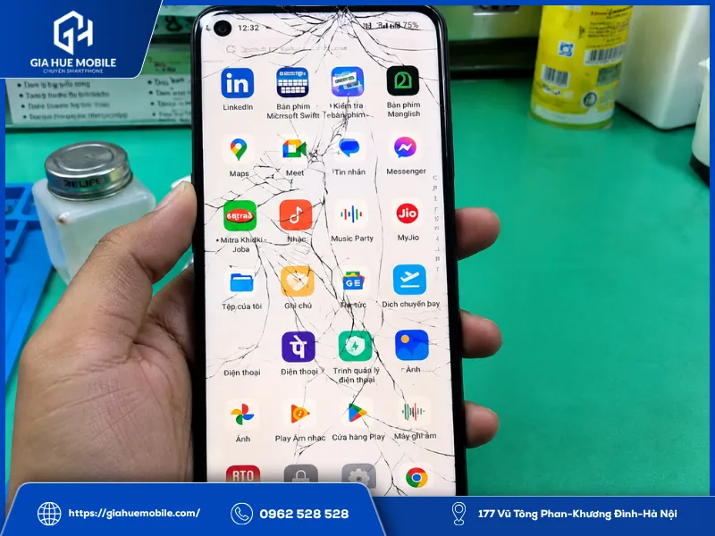 OPPO A55 bị rơi vỡ khiến màn hình bị hỏng cần thay thế