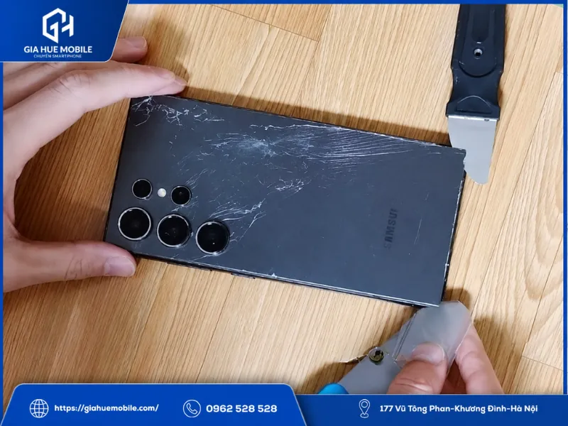 Dấu Hiệu Nhận Biết Samsung Cần Thay Kính Lưng Mới