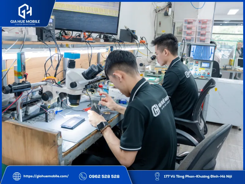 Kỹ Thuật Viên Thực Hiện Tiến Hành Thay Màn Hình iPhone