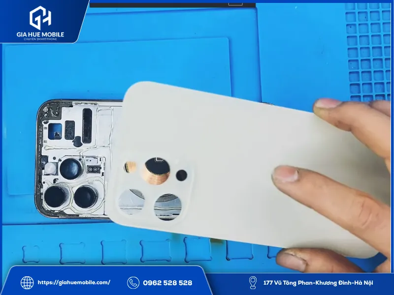 Lắp Hoàn Thiện Kính Lưng iPhone Mới
