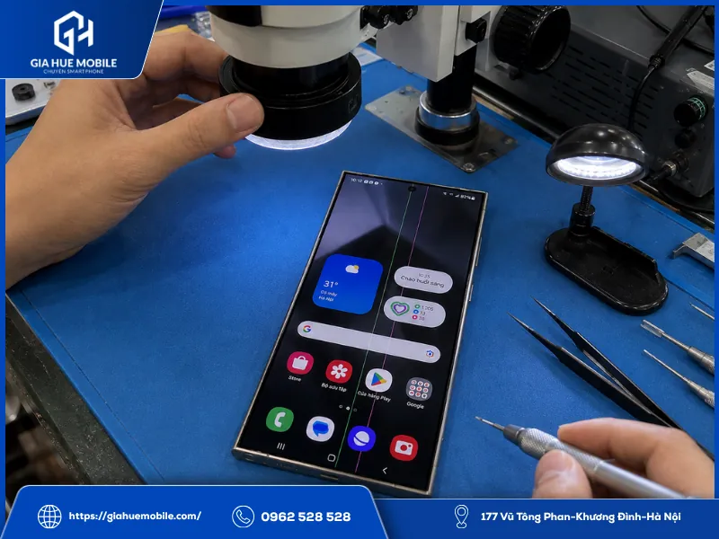 Kỹ thuật viên kiểm tra màn hình Samsung S24 Ultra bị sọc để đánh giá độ bền sau sửa