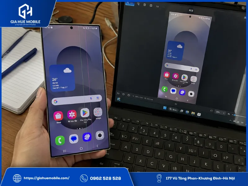 Samsung Galaxy S25 Ultra bị sọc màn hình với các đường sọc màu xanh và hồng trên tấm nền