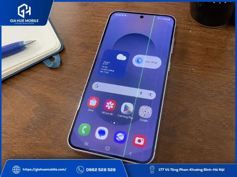 Samsung Galaxy S26 bị sọc màn hình với đường sọc xanh dọc trên tấm nền AMOLED