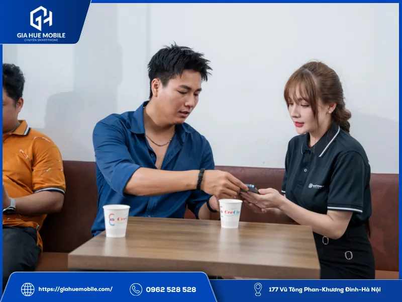 Nhân viên bàn giao máy và hướng dẫn khách hàng kích hoạt bảo hành
