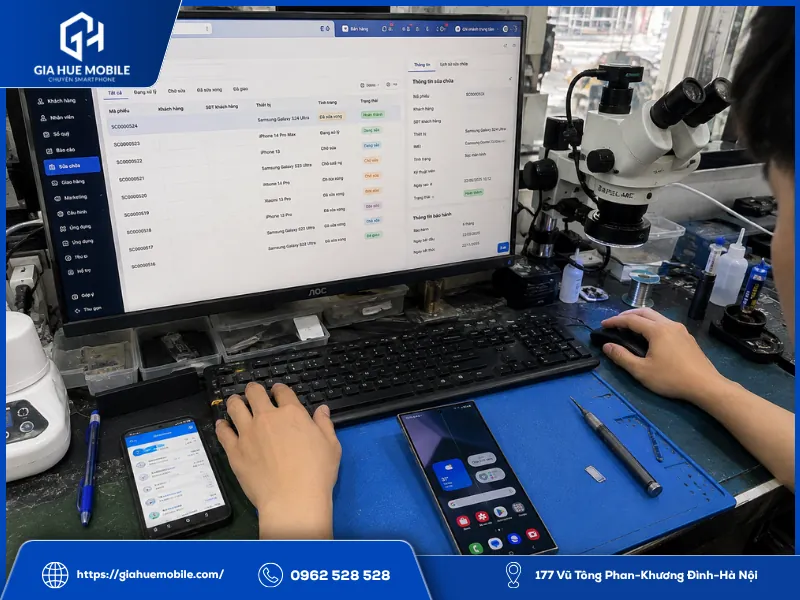 Kỹ thuật viên đăng ký bảo hành điện tử cho Samsung S24 Ultra bằng số điện thoại và IMEI