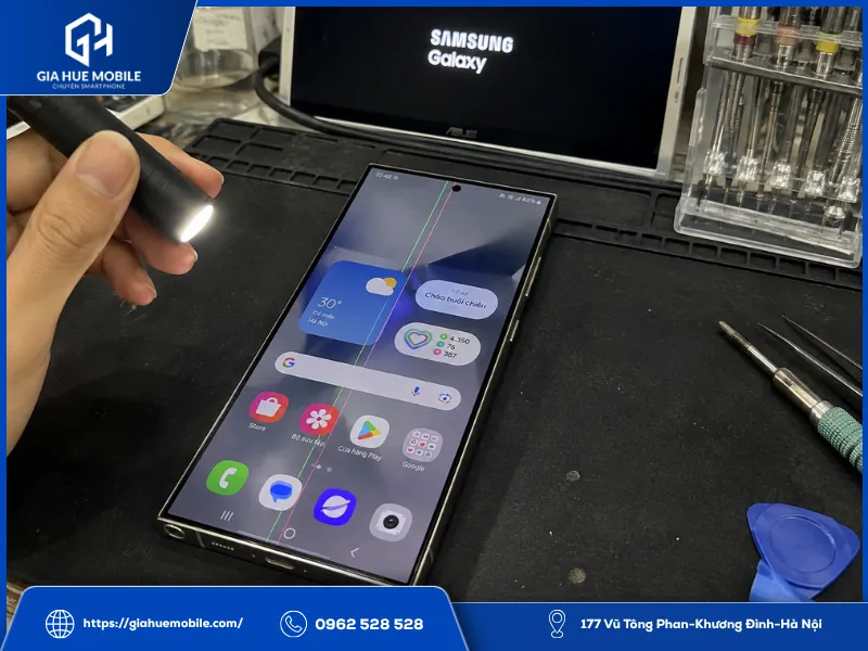 Kỹ thuật viên kiểm tra Samsung Galaxy S24 Ultra xuất hiện sọc xanh hồng trên màn hình