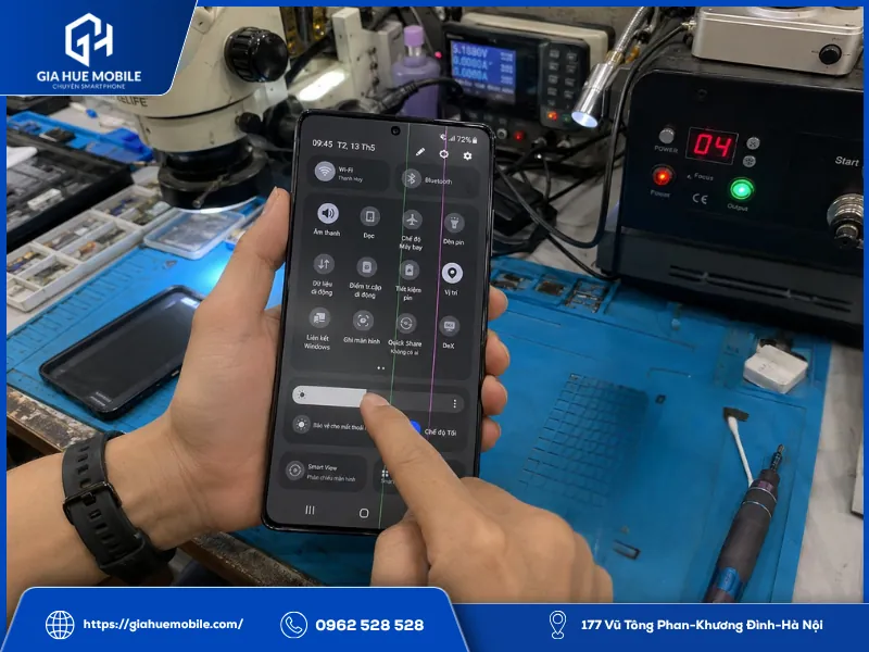 Kỹ thuật viên kiểm tra Samsung S23 Plus có sọc xanh hồng mảnh khi màn hình vẫn hiển thị và cảm ứng bình thường