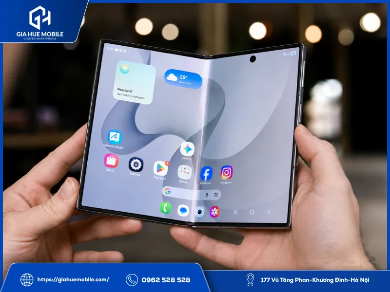 Kỹ thuật viên kiểm tra lỗi cảm ứng màn hình trong Samsung Z Fold 8