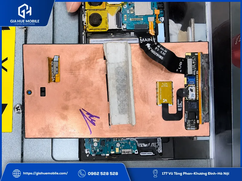 Kỹ thuật viên dùng laser xử lý sọc Samsung S24 Ultra