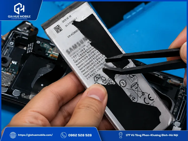 Kiểm tra khả năng kháng nước Samsung Galaxy Z Fold 8 sau khi thay pin