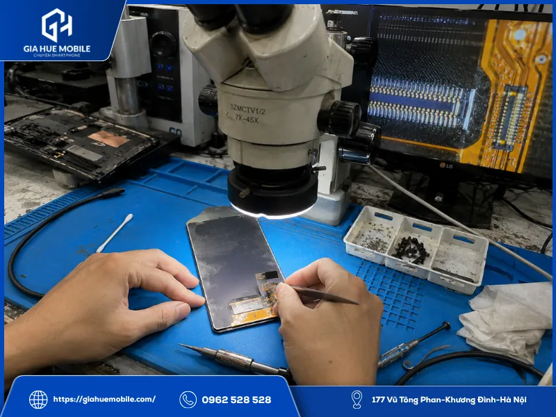 Kỹ thuật viên kiểm tra phôi màn hình Samsung Galaxy S22 Ultra bị sọc sau khi cập nhật One UI