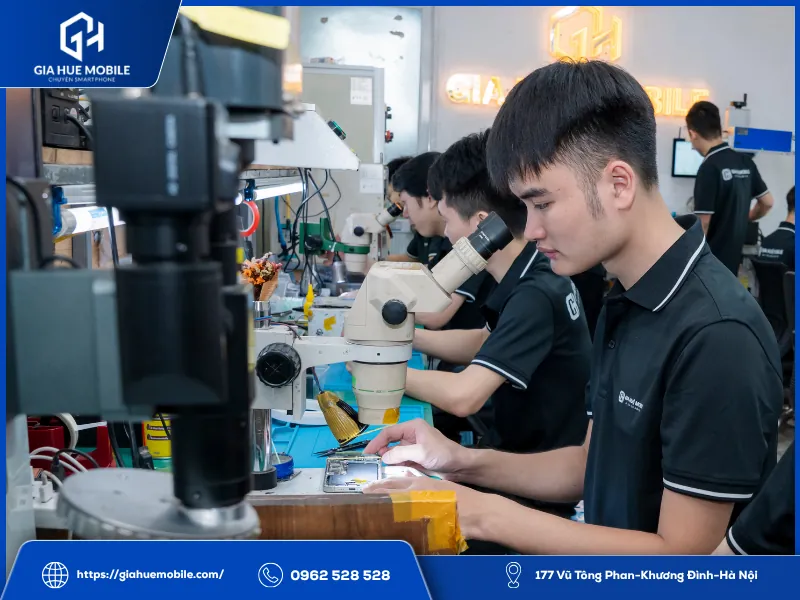 Kỹ thuật viên kiểm tra và ký tên lên màn hình Samsung S25 Edge