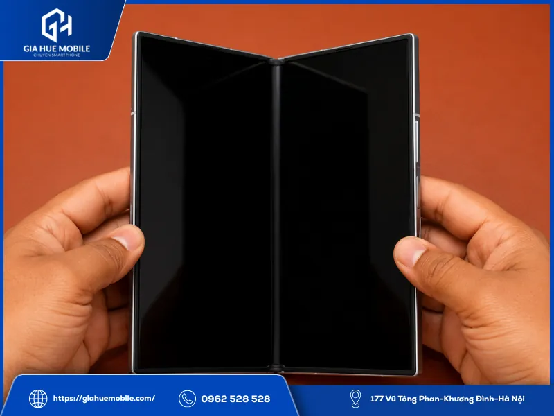 Kỹ thuật viên đang thay cáp gập cho Samsung Galaxy Z Fold 8 Ultra