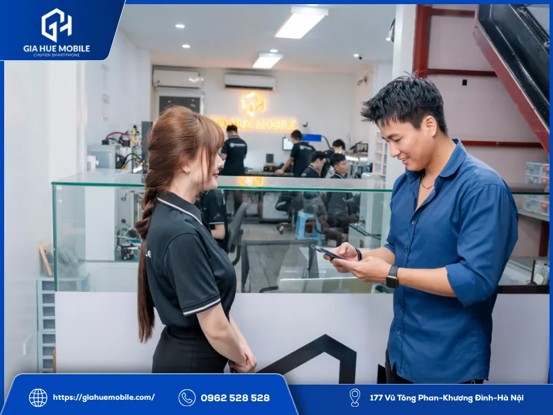 Kỹ thuật viên lắp ráp và kiểm tra Samsung S25 Edge sau khi sửa màn hình