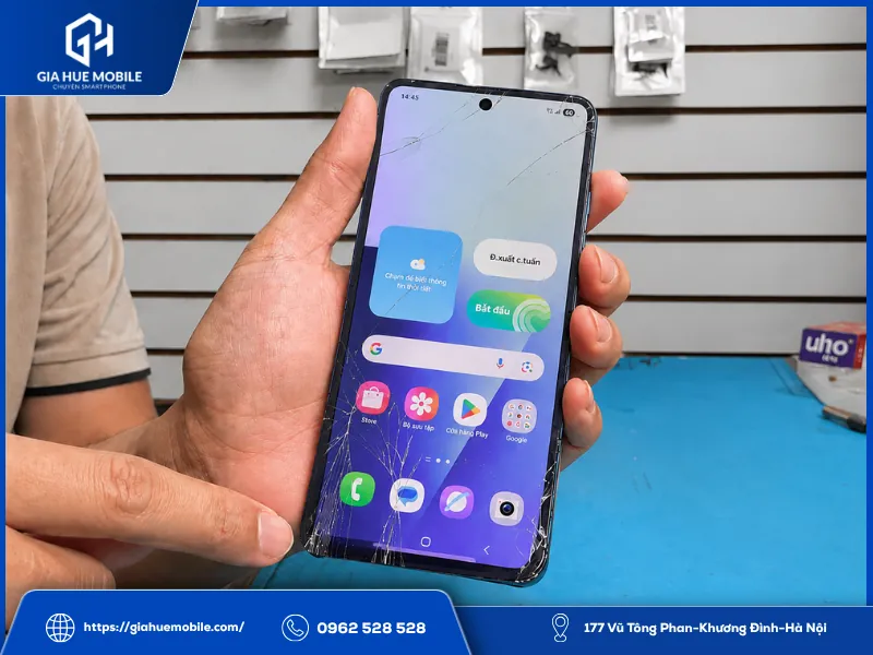 Samsung Galaxy Z Flip 8 bị nứt nhẹ mặt kính cần kiểm tra và thay thế