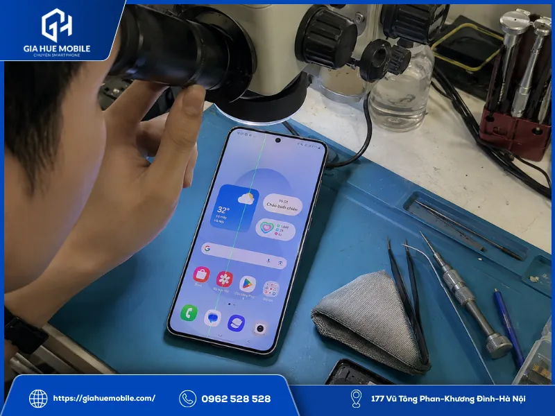 Kỹ thuật viên kiểm tra Samsung Galaxy S25 Plus bị sọc do tổn thương phôi và đường mạch màn hình