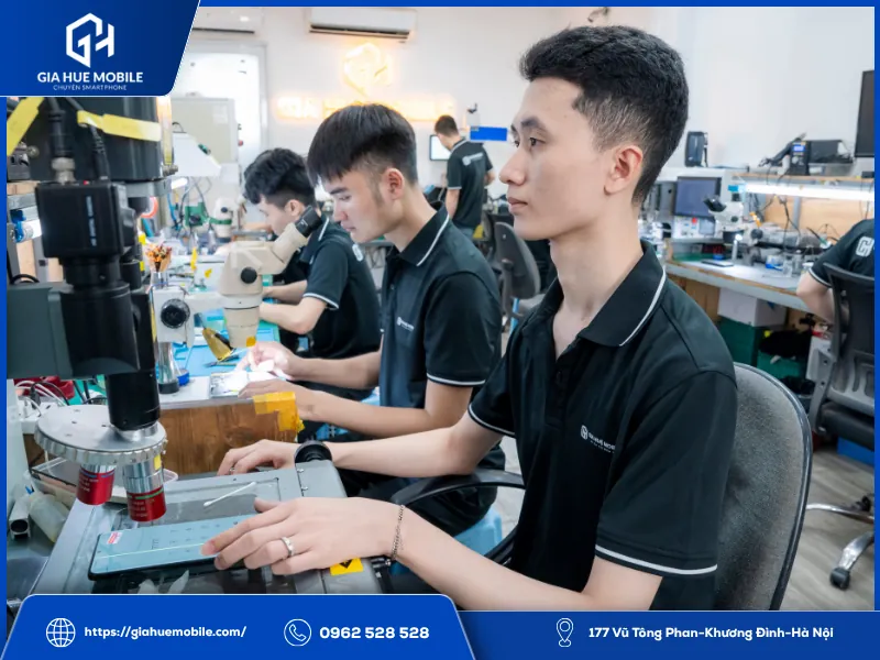 Kỹ thuật viên soi phôi màn hình Samsung S25 Ultra dưới kính hiển vi trong quy trình sửa sọc Laser