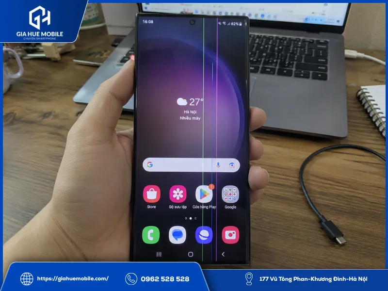 Người dùng kiểm tra Samsung Galaxy S23 Ultra vẫn còn sọc màn hình sau khi khởi động lại máy