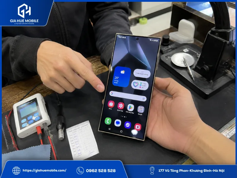 Khách hàng kiểm tra Samsung S24 Ultra sau sửa sọc màn hình tại bàn kỹ thuật
