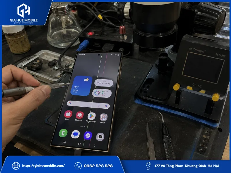 Kỹ thuật viên kiểm tra màn hình Samsung S24 Ultra bị sọc để đánh giá khả năng sửa Laser