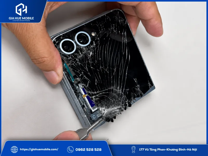 Samsung Z Flip 8 vỡ màn hình ngoài do va đập
