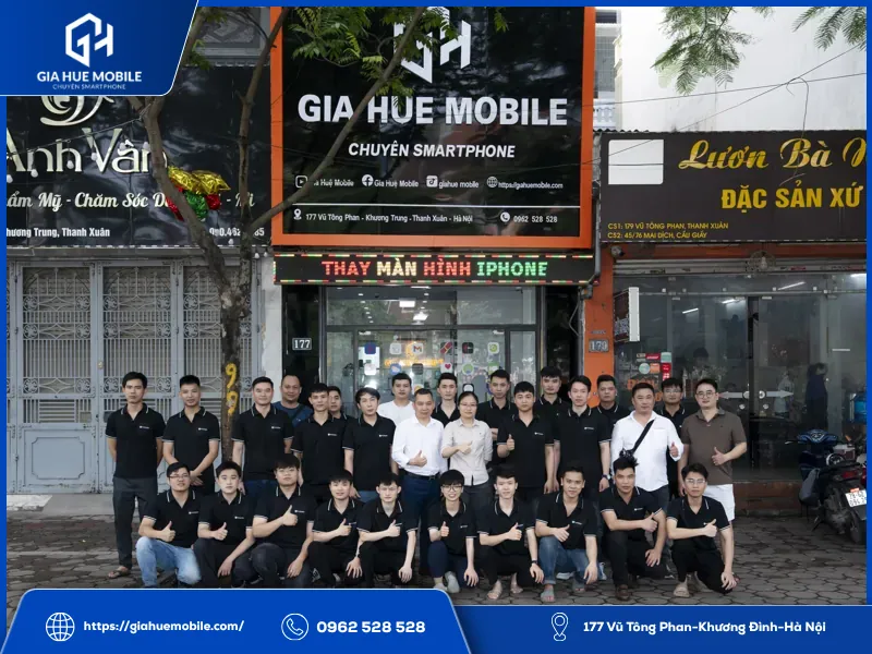Kỹ thuật viên soi phôi sửa sọc màn hình Samsung S20 Ultra tại Hà Nội