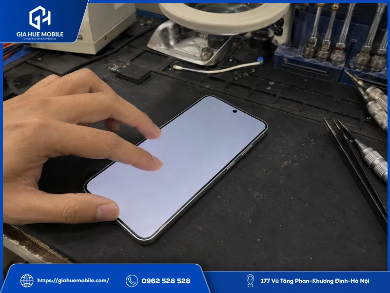 Kiểm tra độ ổn định màn hình Samsung Galaxy S25 Edge sau khi fix sọc bằng laser