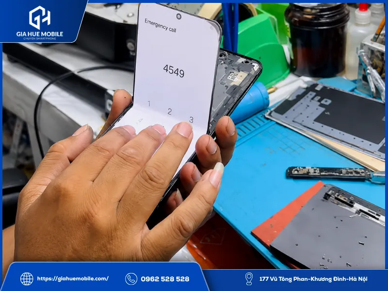 Kỹ thuật viên kiểm tra màn hình Samsung Galaxy Z Flip 8 sau khi ép kính