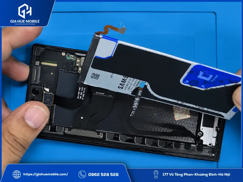 Tháo pin Samsung Galaxy Z Fold8 có thể ảnh hưởng lớp keo và độ kín của máy