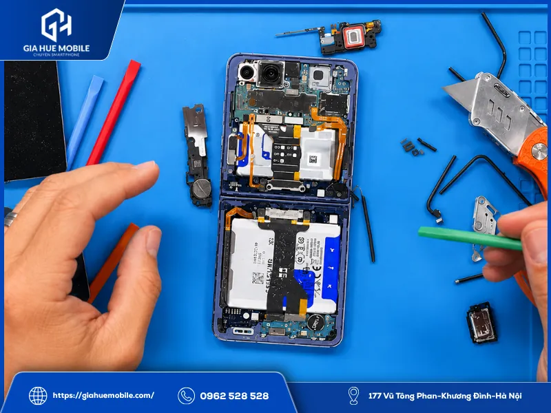 Vị trí cáp gập bên trong Samsung Galaxy Z Flip 8