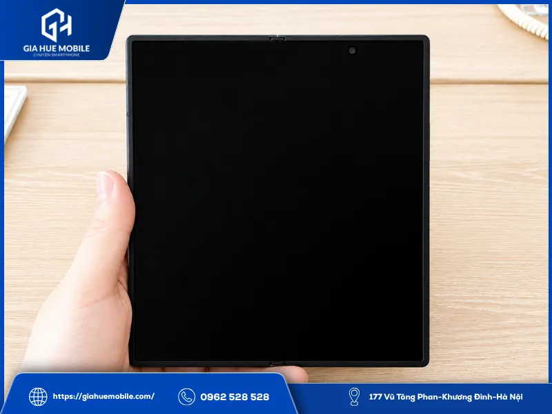 Samsung Z Fold 8 Ultra mở hoàn toàn nhưng màn hình trong bị tối đen