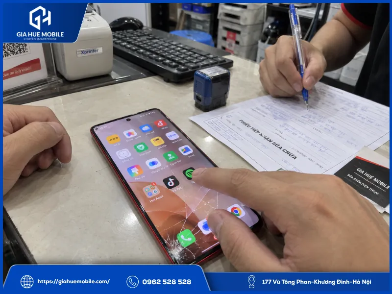 Kiểm tra và ghi nhận tình trạng Vivo iQOO Neo 9 trước khi nhận ép kính bảo hành 12 tháng