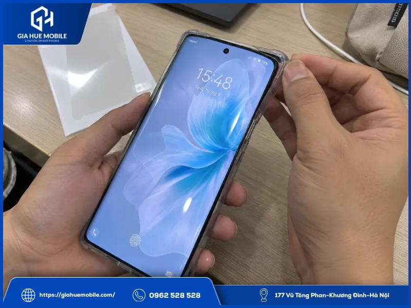 Lắp ốp bảo vệ mép màn hình cong Vivo V30 5G sau khi ép kính