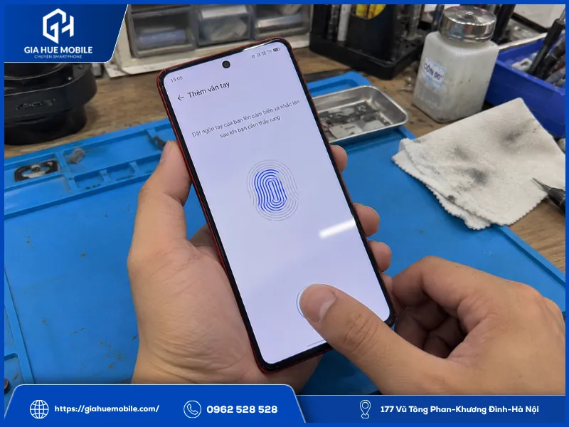 Kỹ thuật viên đăng ký lại vân tay Vivo iQOO Neo 9 sau khi ép kính
