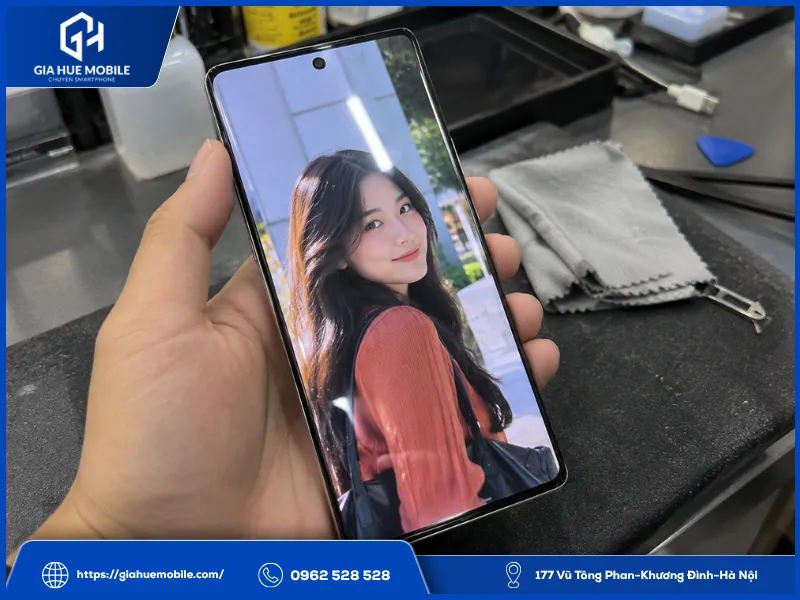 Kiểm tra độ sáng màu sắc và độ trong màn Oppo Find X6 Pro sau ép kính