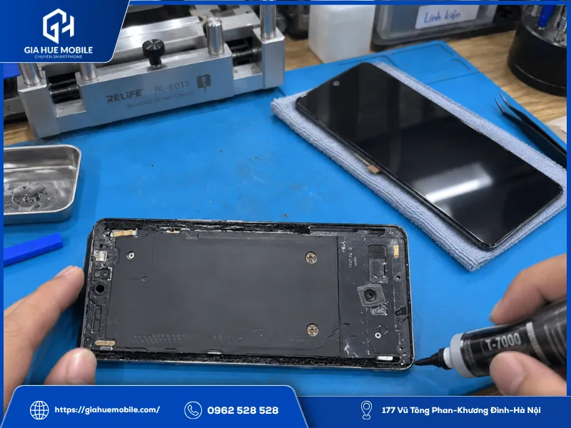 Kỹ thuật viên đi lại keo ron viền iQOO 12 Pro trước khi lắp màn hình sau ép kính