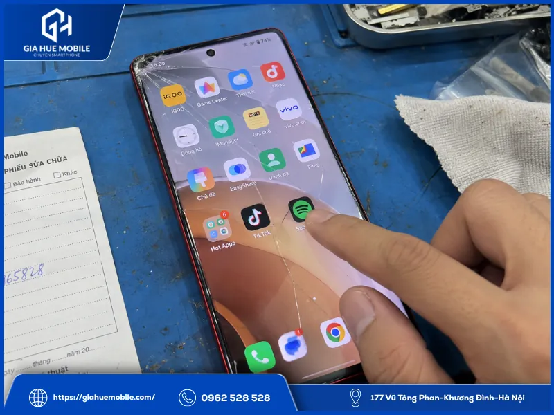 Kỹ thuật viên kéo biểu tượng kiểm tra cảm ứng iQOO Neo 9 vỡ kính trước khi ép mặt kính