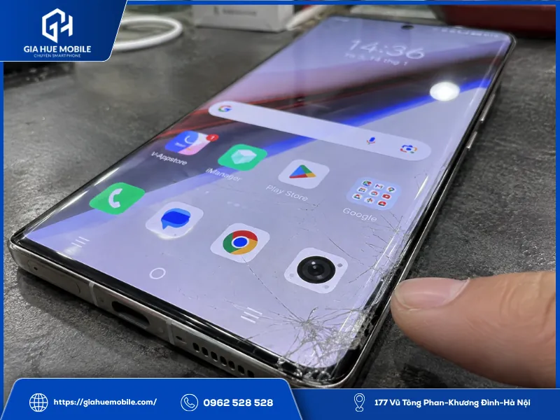 Vivo iQOO 12 Pro nứt kính cong, vỡ dăm và hở mép nhưng màn hình vẫn hiển thị bình thường