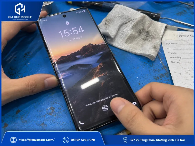 Kỹ thuật viên thử lại vân tay Vivo X100 Pro do nhận chậm sau khi ép kính