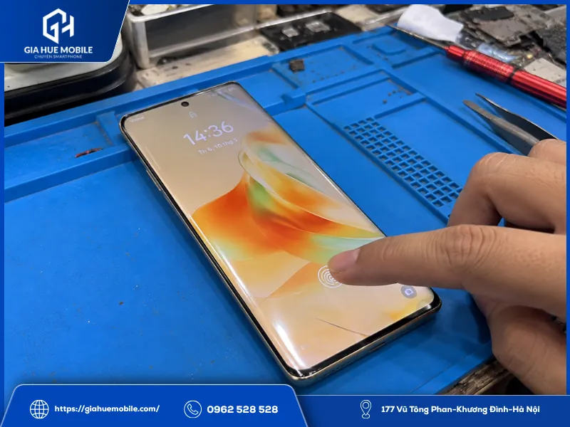 Kỹ thuật viên kiểm tra vân tay dưới màn hình OPPO Reno8 T 5G sau khi ép kính