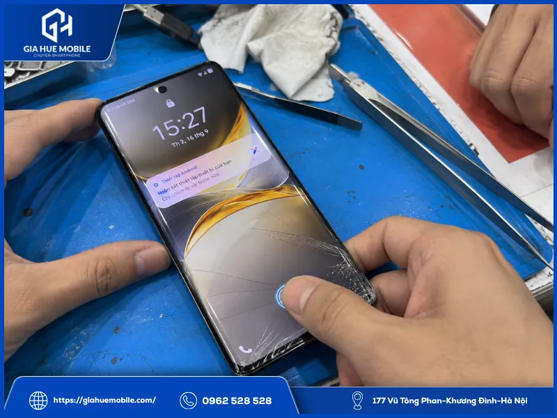 Kỹ thuật viên kiểm tra vân tay Vivo X100 Pro vỡ kính trước khi ép kính