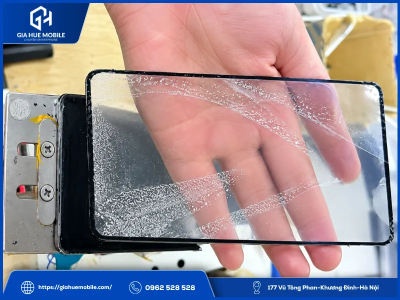 Kỹ thuật viên căn mặt kính cong 3D và keo OCA trên màn hình Vivo X100 Pro