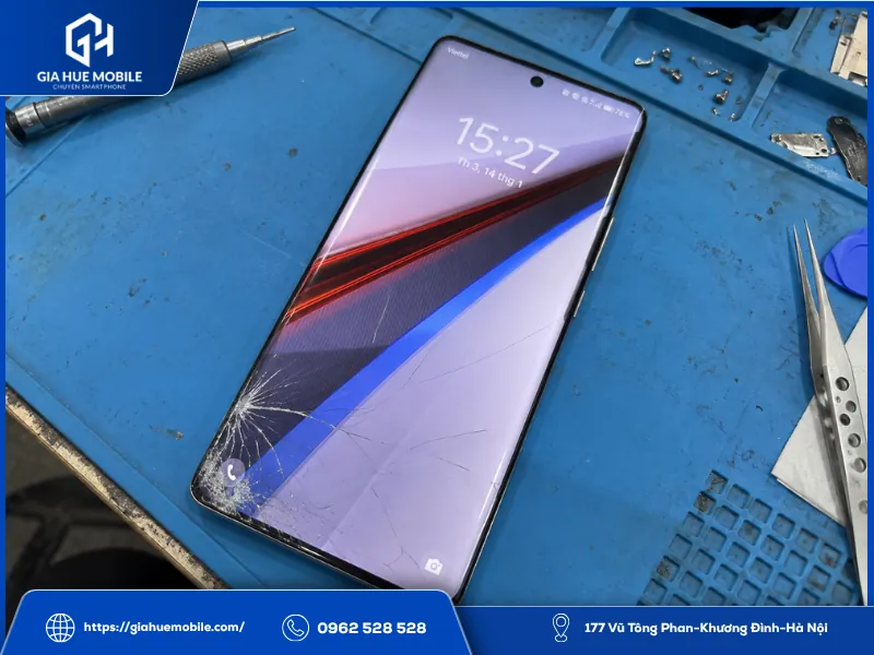 Vivo iQOO 12 Pro vỡ kính ngoài nhưng màn hình zin vẫn hiển thị và cảm ứng bình thường