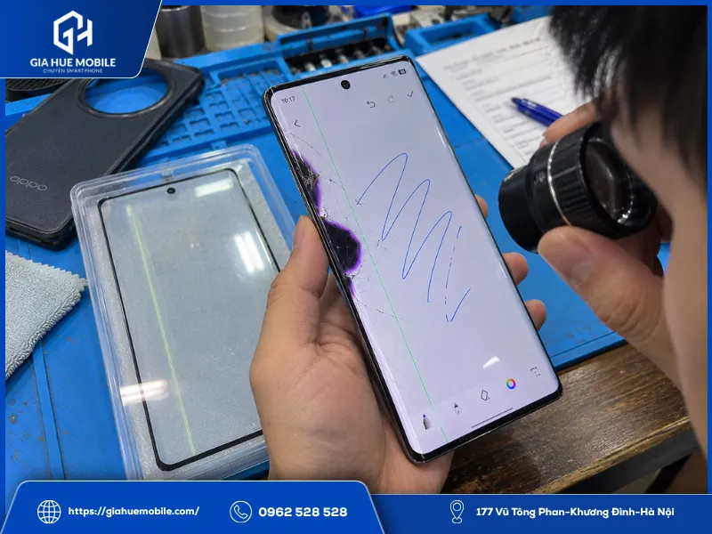 Kiểm tra Find X7 Ultra sọc màn chảy mực trước khi ép kính