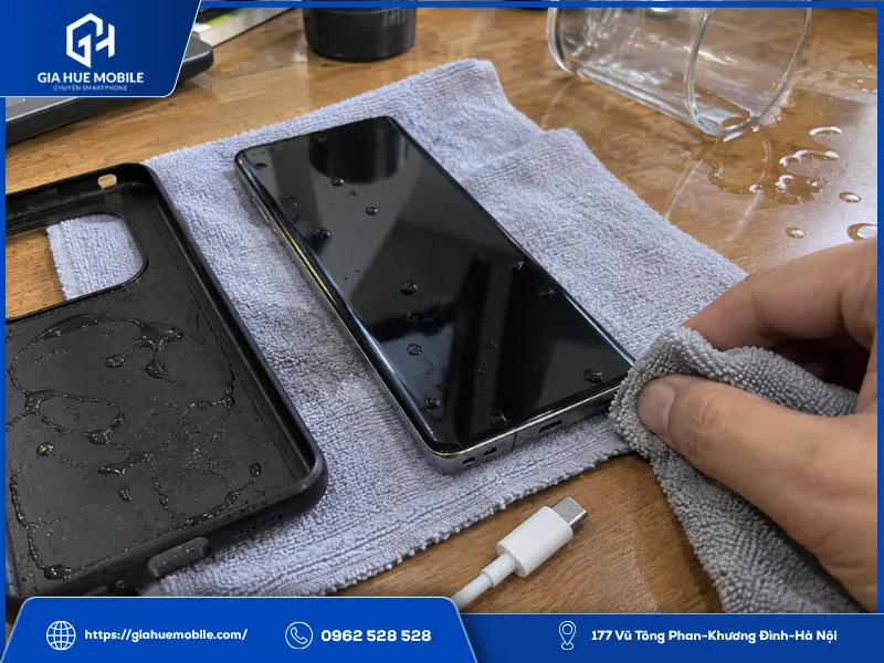 iQOO 12 Pro sau ép kính bị ướt được tắt nguồn, lau khô và không cắm sạc
