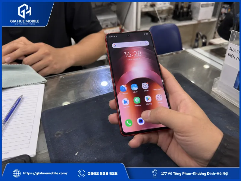Khách trực tiếp kiểm tra vân tay Vivo iQOO Neo 9 sau khi ép kính trước khi nhận máy