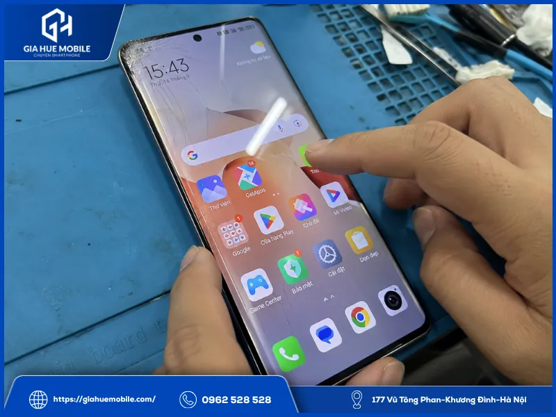 Kỹ thuật viên kiểm tra Redmi Note 13 Pro Plus vỡ kính nhưng màn hình và cảm ứng vẫn hoạt động tốt trước khi ép kính