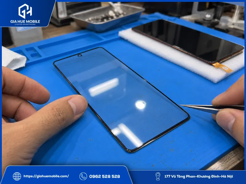 Kiểm tra độ trong và độ hoàn thiện mặt kính Vivo iQOO Neo 9 trước khi thay