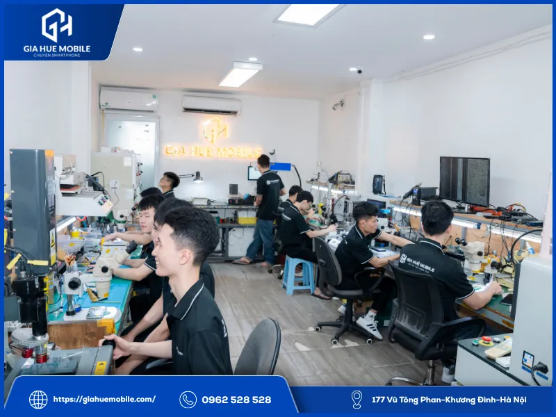 Kỹ thuật viên kiểm tra chức năng Vivo X100 Pro trước khi ép kính